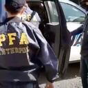 Momento en el que es detenido e ingresado a una patrulla en Argentina alias 'Camilo'.