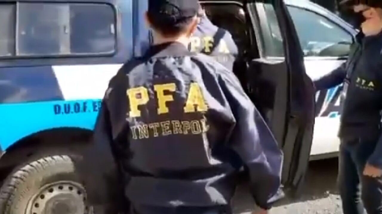 Momento en el que es detenido e ingresado a una patrulla en Argentina alias 'Camilo'.