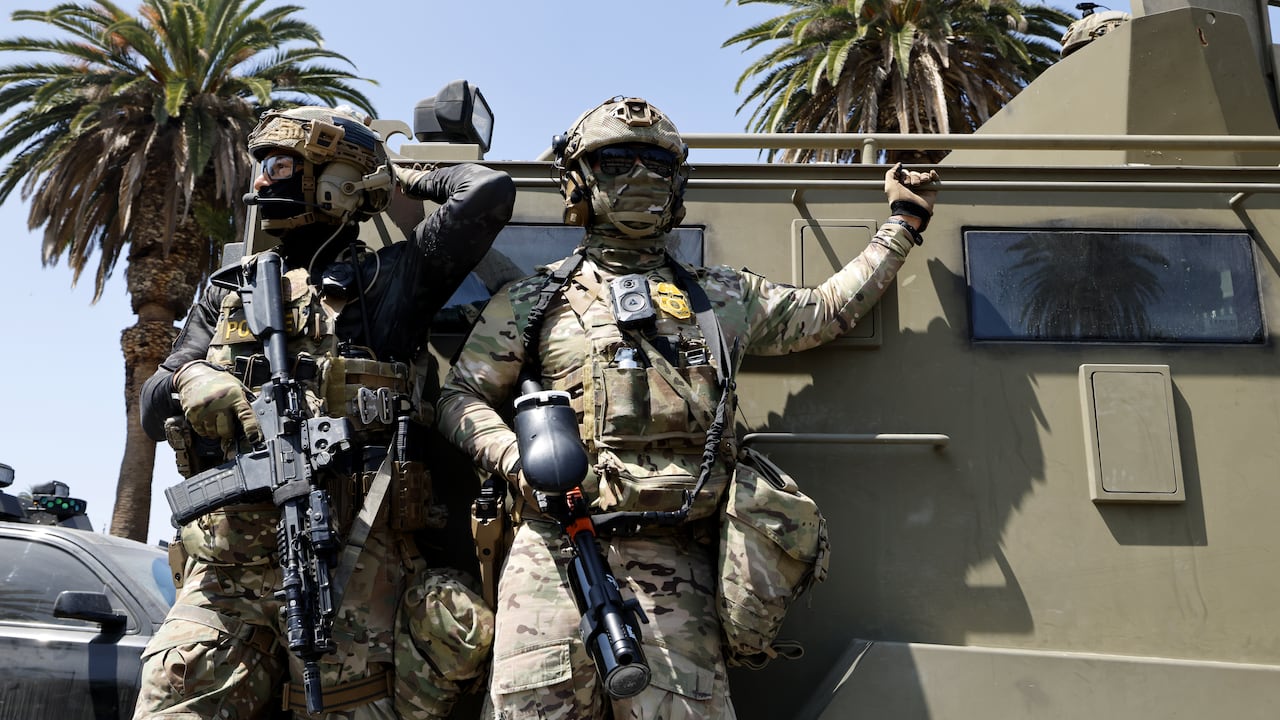 Agentes federales de inmigración cerca del Parque MacArthur, en la zona de Westlake, el 7 de julio de 2025.