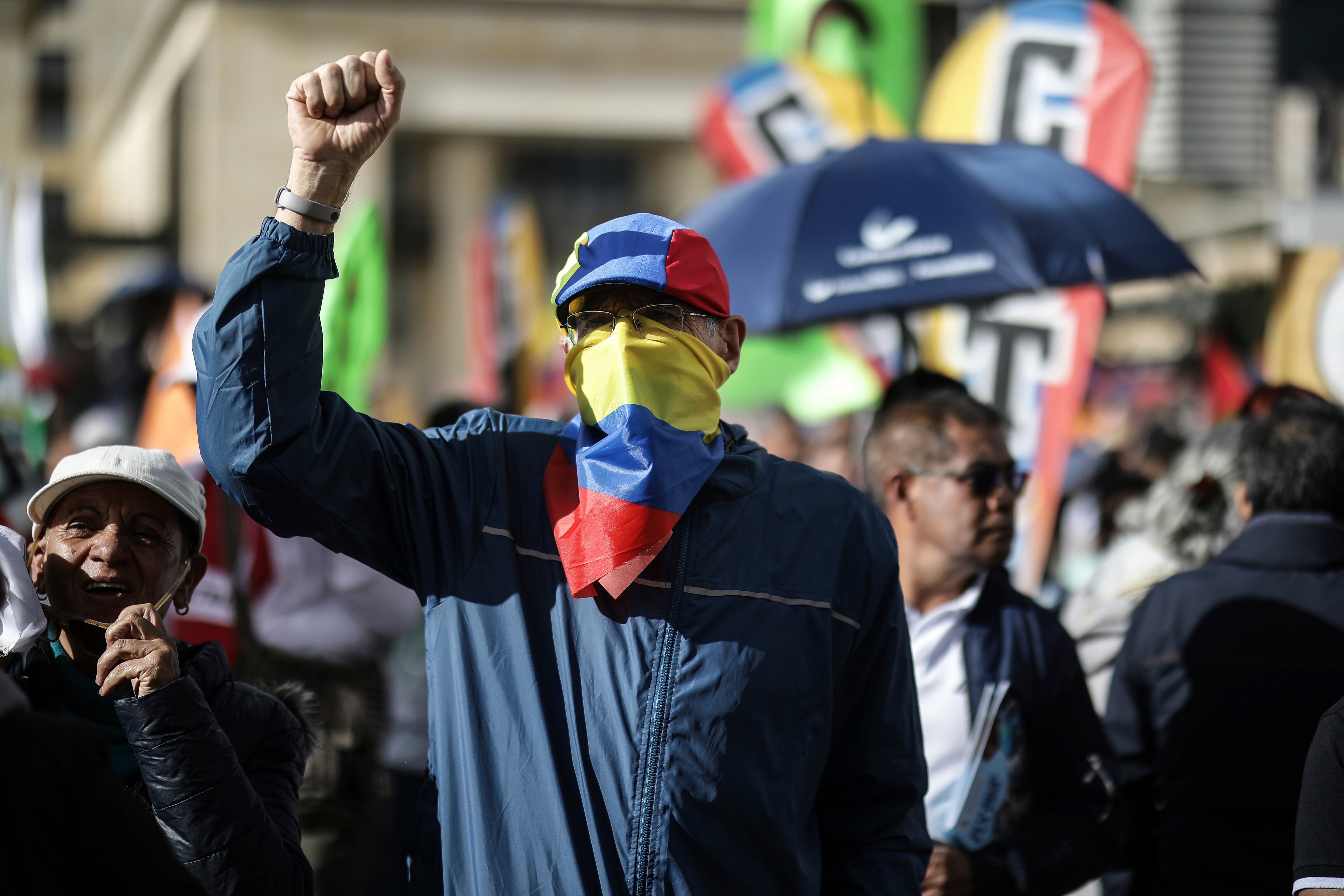 Los partidarios se manifiestan a favor de las reformas propuestas por el presidente colombiano Gustavo Petro, en Bogotá, Colombia, el jueves 20 de julio de 2023. El gobierno de Petro busca reformar los sistemas de salud y pensiones de la nación, y sus leyes laborales. (Foto AP/Iván Valencia)