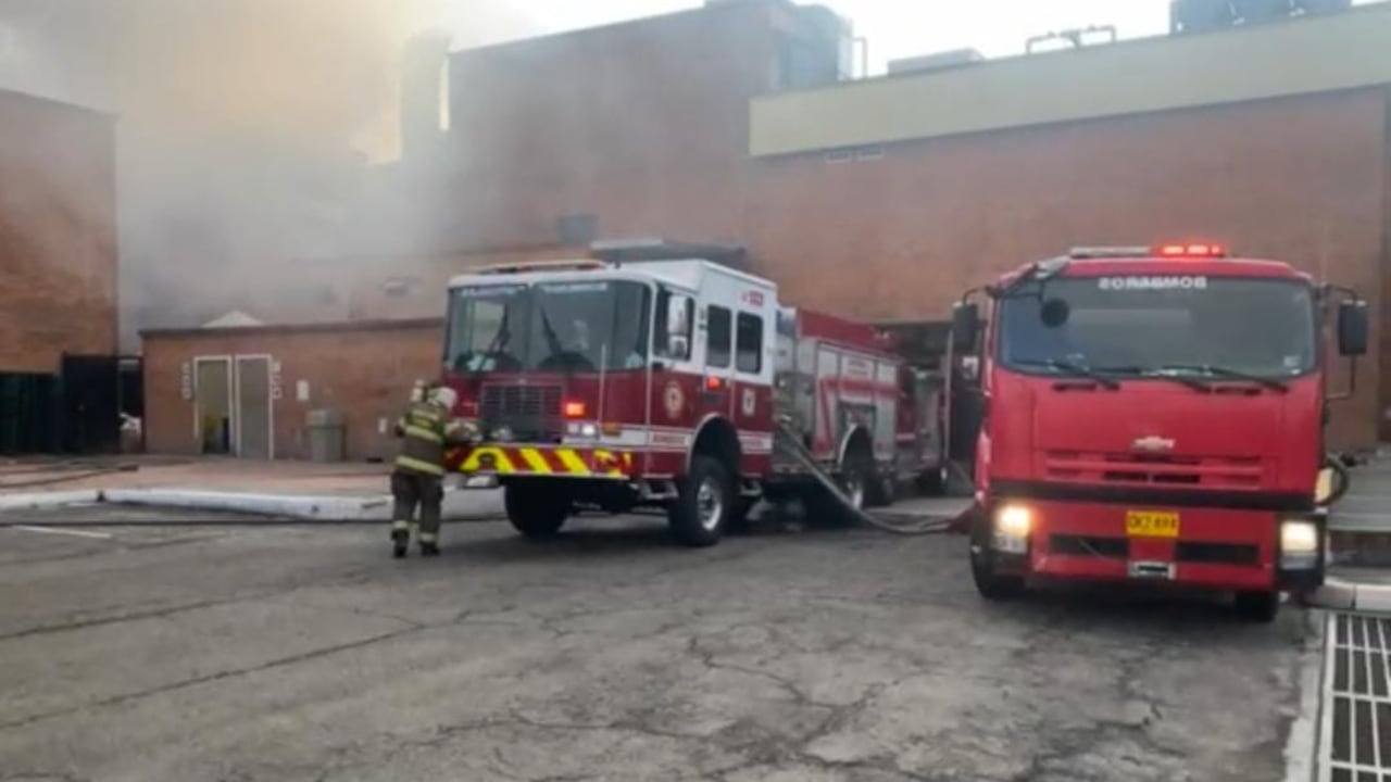 Bomberos de Bogotá atienden incendio en instalaciones policiales