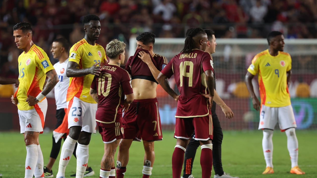 MATURIN, VENEZUELA - SEPTEMBER 09: Jefferson Savarino of Venezuela and teammates look dejected after the team's defeat and being eliminated from contention following the South American FIFA World Cup 2026 Qualifier match between Venezuela and Colombia at Estadio Monumental de Maturin on September 09, 2025 in Maturin, Venezuela. (Photo by Edilzon Gamez/Getty Images)