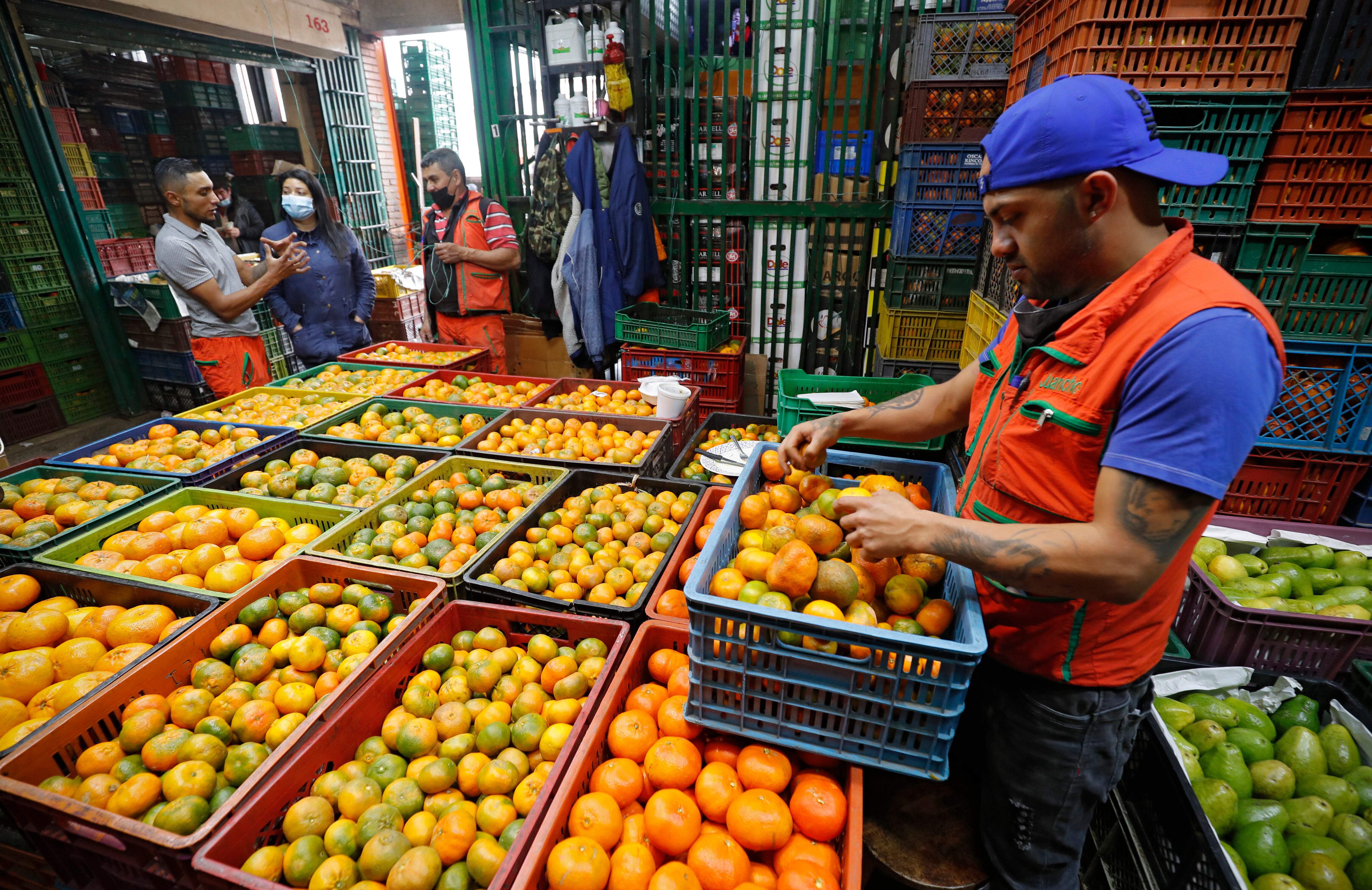 Central de Abastos de Bogotá CORABASTOS 
venta de frutas
venta de alimentos
canasta familiar
precios altos
inflación
costo de vida
Bogotá febrero 9 del 2022
Foto Guillermo Torres Reina / Semana