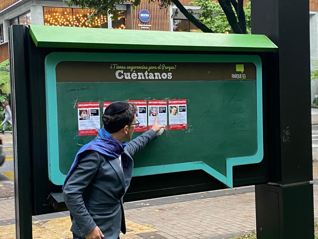 En una muestra de solidaridad, un grupo de ciudadanos colombianos se ha unido para llevar a cabo campañas en las calles de las diferentes capitales del país, con el objetivo de destacar la difícil situación de los secuestrados por los terroristas de Hamás en Gaza.