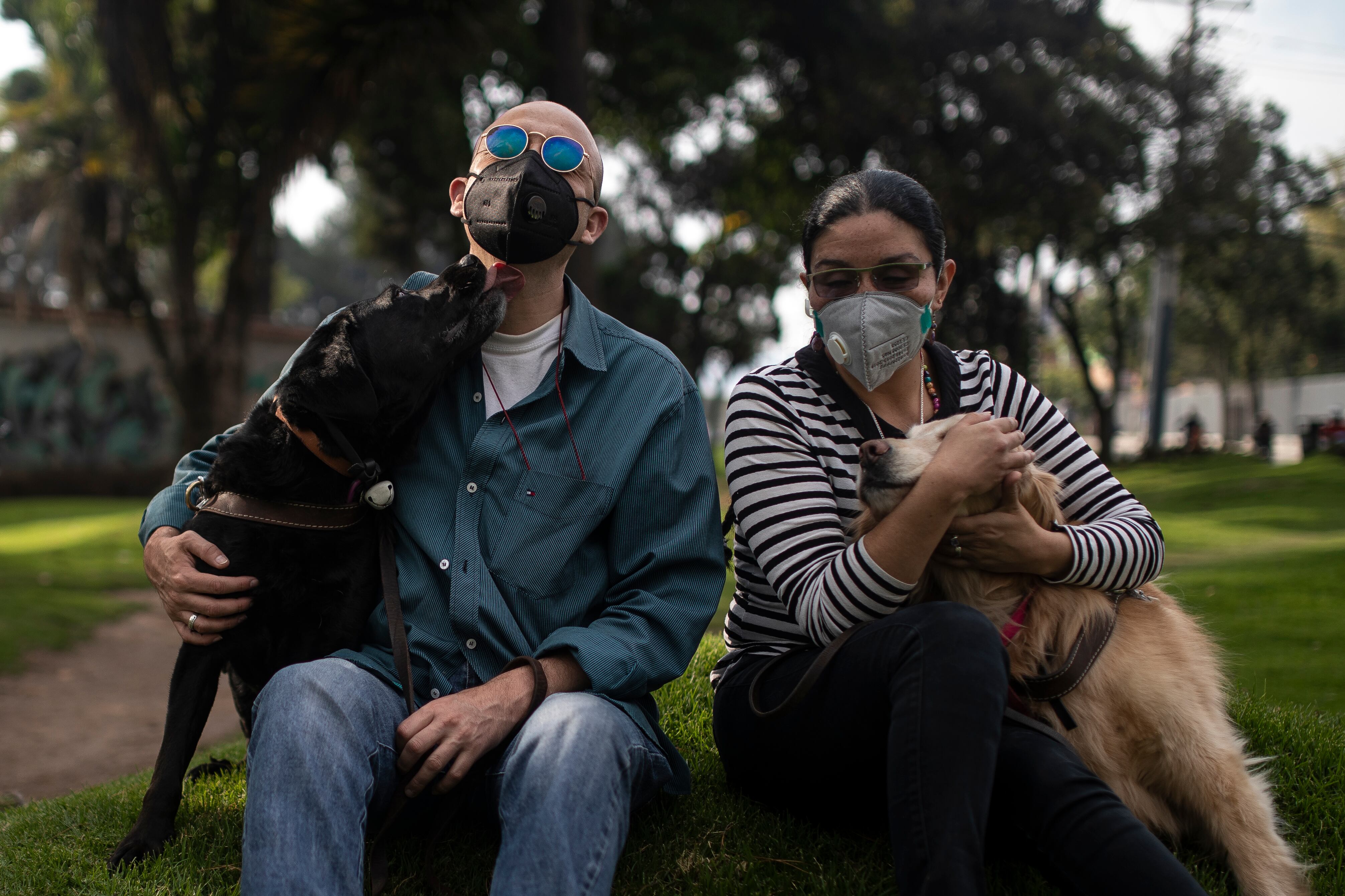 Luisa Fernanda Moreno y Andres Mauricio Vásquez 
Pareja invidente con perro lazarillo