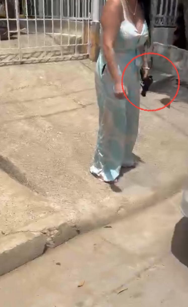 Abren investigación a la asistente de fiscal que se enfrentó con un arma, a otros conductores que le reprocharon por estar mal parqueada en Bolívar.