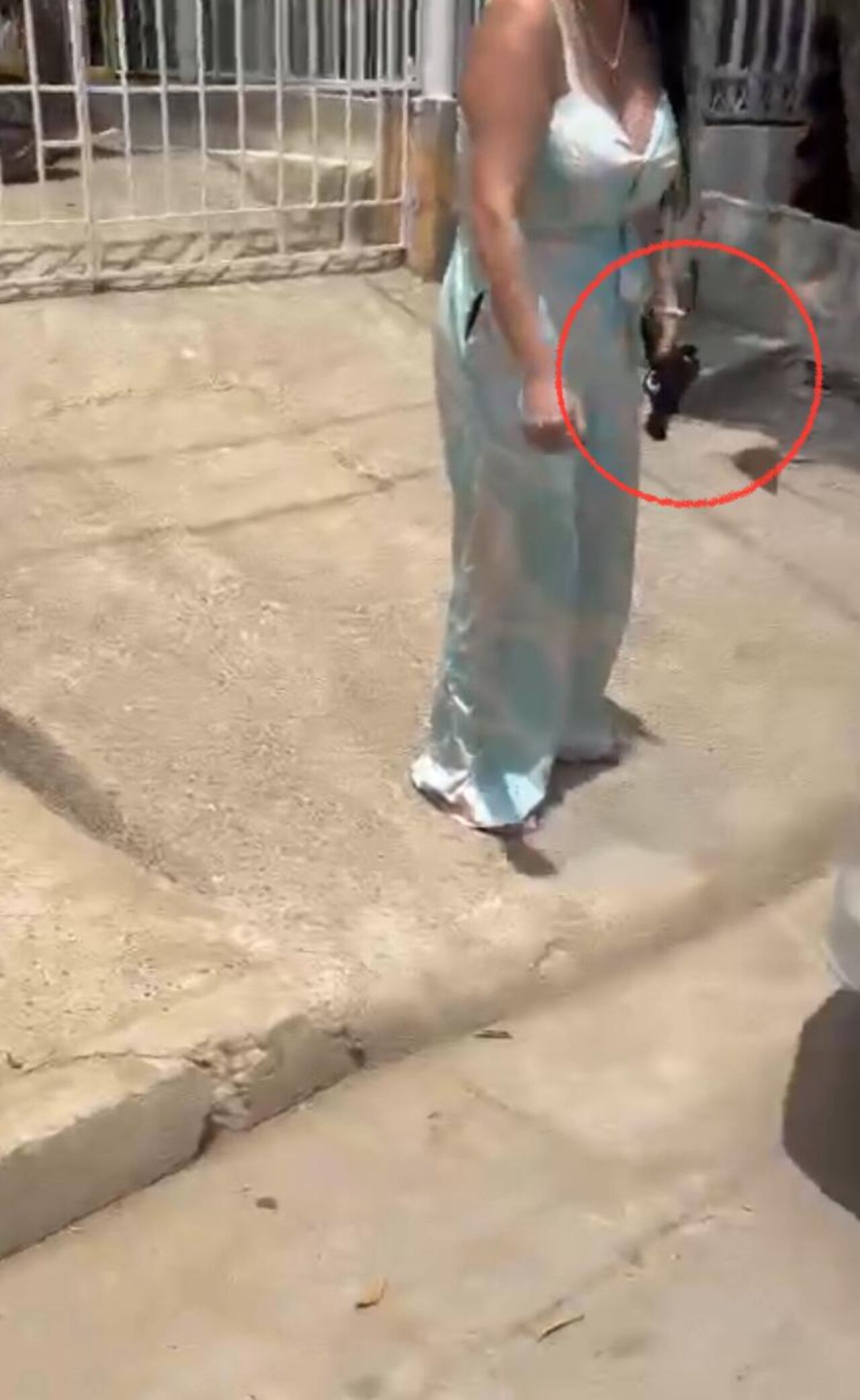 Abren investigación a la asistente de fiscal que se enfrentó con un arma, a otros conductores que le reprocharon por estar mal parqueada en Bolívar.