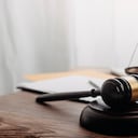 Negocios y abogados discutiendo documentos de contrato con escala de latón en el escritorio de la oficina. Ley, servicios legales, asesoramiento, justicia y concepto de ley con efecto de grano de película