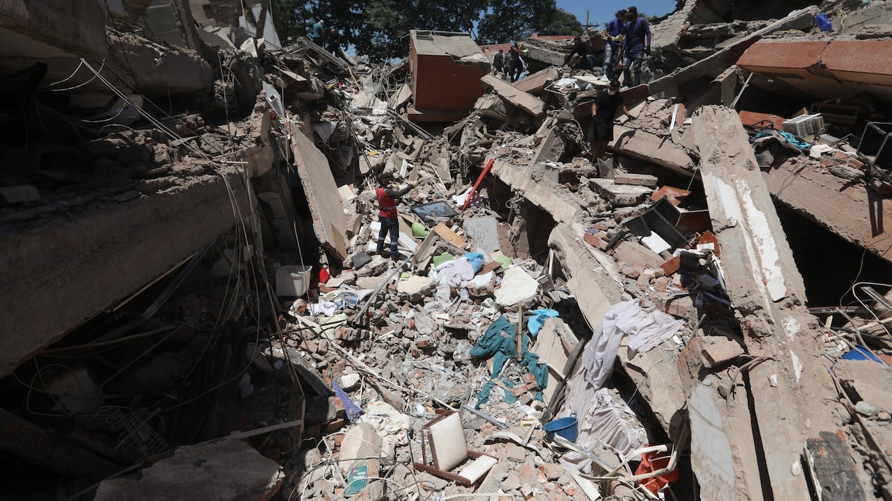 Equipos de rescate y residentes buscan entre los escombros tras el terremoto que sacudió Cali, Colombia, el lunes 10 de agosto de 2026. (Foto AP/Santiago Saldarriaga)