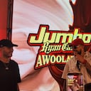 Jumbo y Ryan Castro presentan la nueva 'Jumbo Awoolatina'.