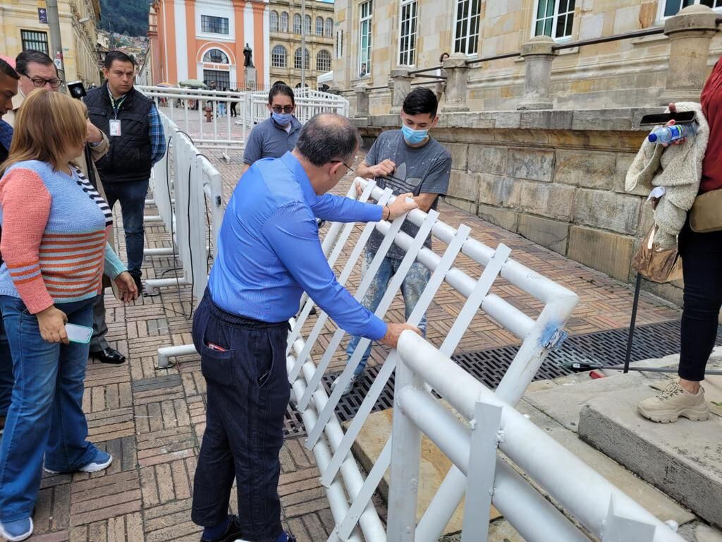 En este punto exacto donde Barreras quitó las vallas de seguridad del Congreso, es por donde los docentes del Cauca se han intentado meter a la fuerza al Capitolio Nacional.