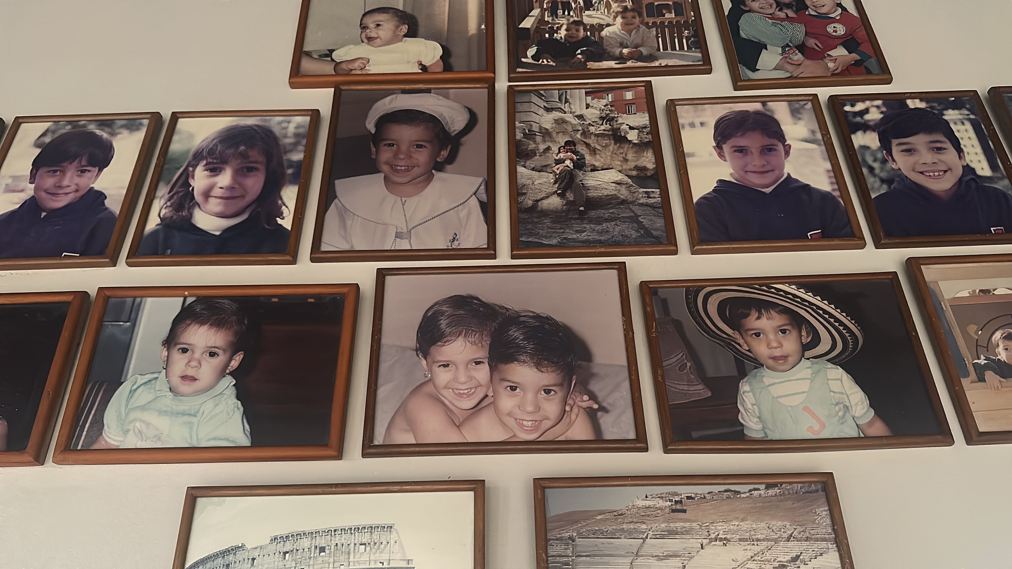 Los recuerdos no son solo imágenes del pasado, son semillas que germinan en nuestras decisiones presentes. En las imágenes, María Angélica Bula y su hermano.