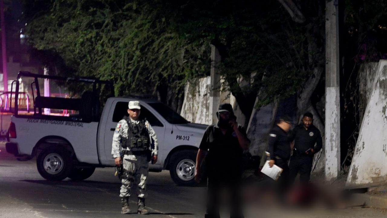 La policía nispecciona el lugar de la masacre en Acapulco