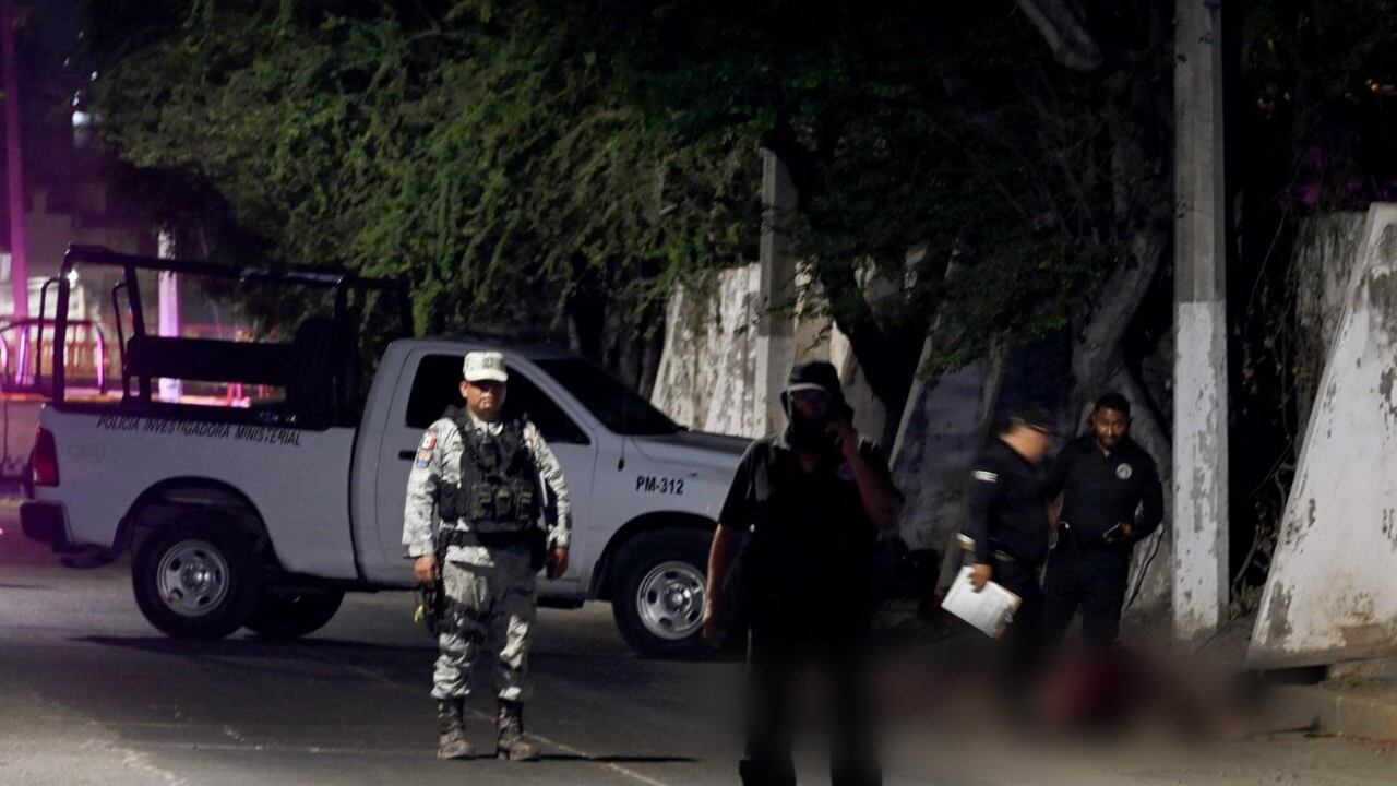 La policía inspecciona el lugar de la masacre en Acapulco
