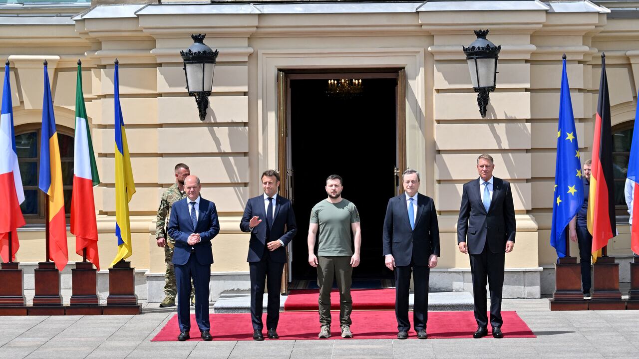 El presidente francés, Emmanuel Macron, el canciller alemán, Olaf Scholz, y el jefe del gobierno italiano, Mario Draghi, visitaron el jueves la ciudad devastada de Irpin, en las afueras de Kiev,