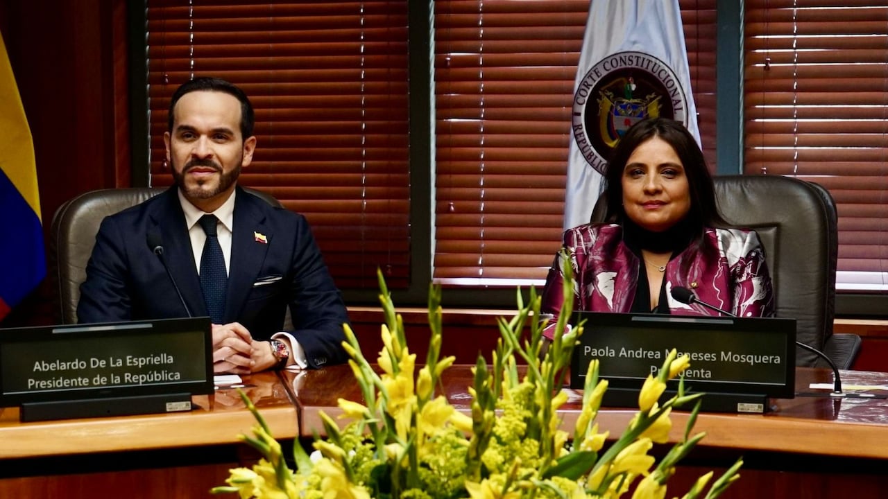 El presidente Abelardo De La Espriella y la magistrada Paola Meneses, presidenta de la Corte Constitucional.