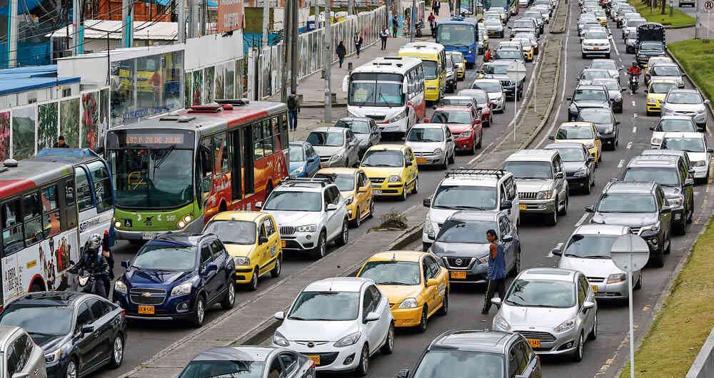 En la Séptima, el TRANCÓN es tan duro que en horas pico es más rápido caminar que ir en carro en algunos sectores (4 de septiembre, calle 102).