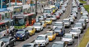 En la Séptima, el TRANCÓN es tan duro que en horas pico es más rápido caminar que ir en carro en algunos sectores (4 de septiembre, calle 102).