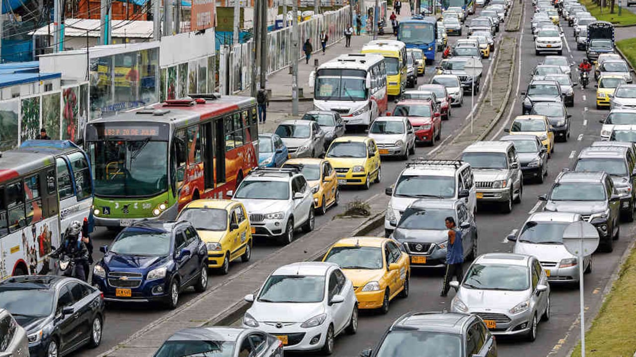 En la Séptima, el TRANCÓN es tan duro que en horas pico es más rápido caminar que ir en carro en algunos sectores (4 de septiembre, calle 102).