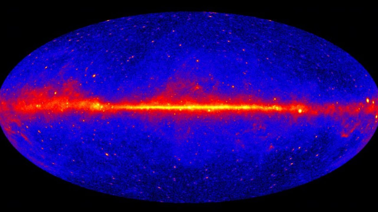 El plano central de la Vía Láctea muestra un brillo difuso de rayos gamma captado por el telescopio Fermi.