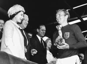 Bobby Moore recibe la Copa del Mundo por parte de la Reina Isabel II, luego de la victoria de Inglaterra en 1966.