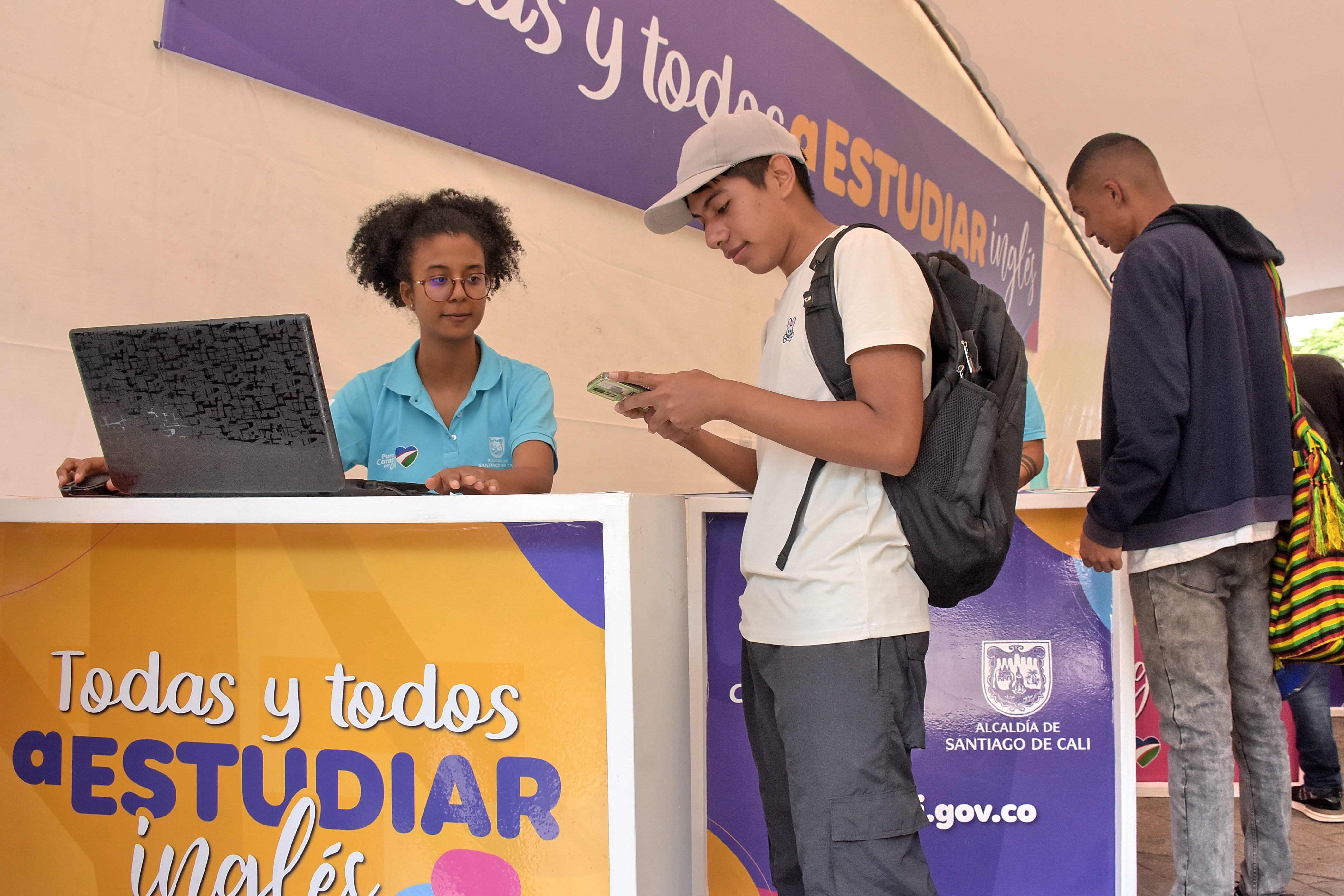 En el Boulevar del Río largas filas para lograr una beca para el programa Todos y Todas a Estudiar Inglés, Jornada que promueve la Alcaldía de Cali para la juventud Caleña y que va hasta el 30 de Junio.