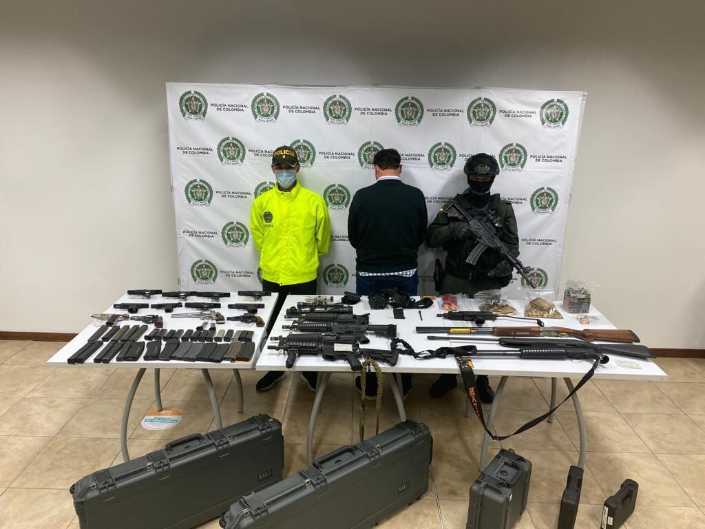 Juan José Valencia Zuluaga, alias Falcón fue capturado y con él fue confiscado todo un arsenal de fusiles, pistolas, escopetas y visores nocturnos.