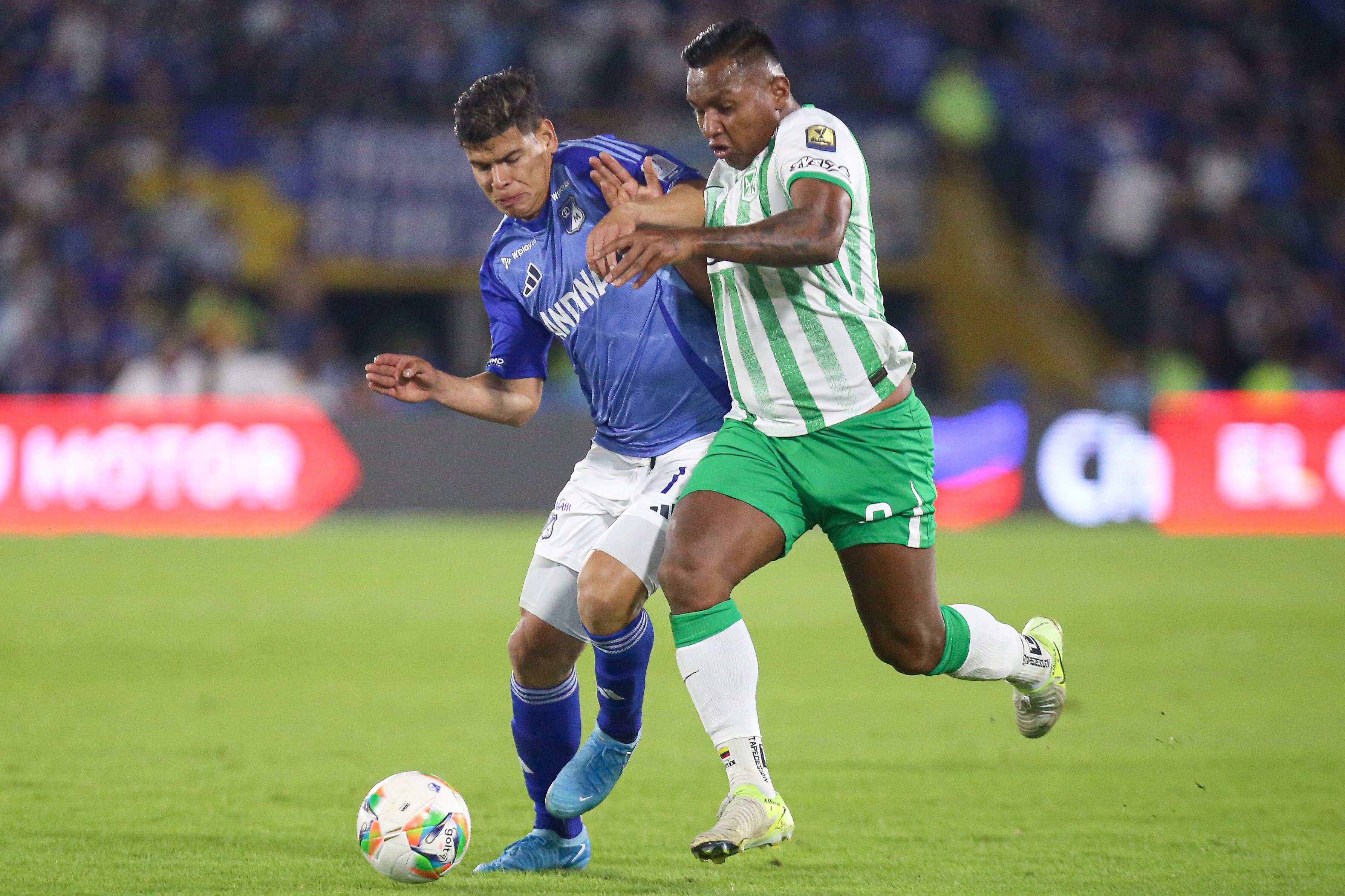 Jorge Arias pelea un balón con Alfredo Morelos.