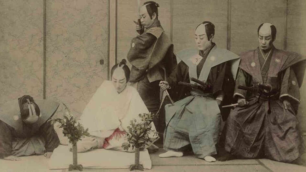 Ilustración de un ritual de 'seppuku' incluida en el libro 'The Gist of Japan. The Islands, Their People, and Missions', de R. B. Peery. Imagen vía Gutenberg Project.