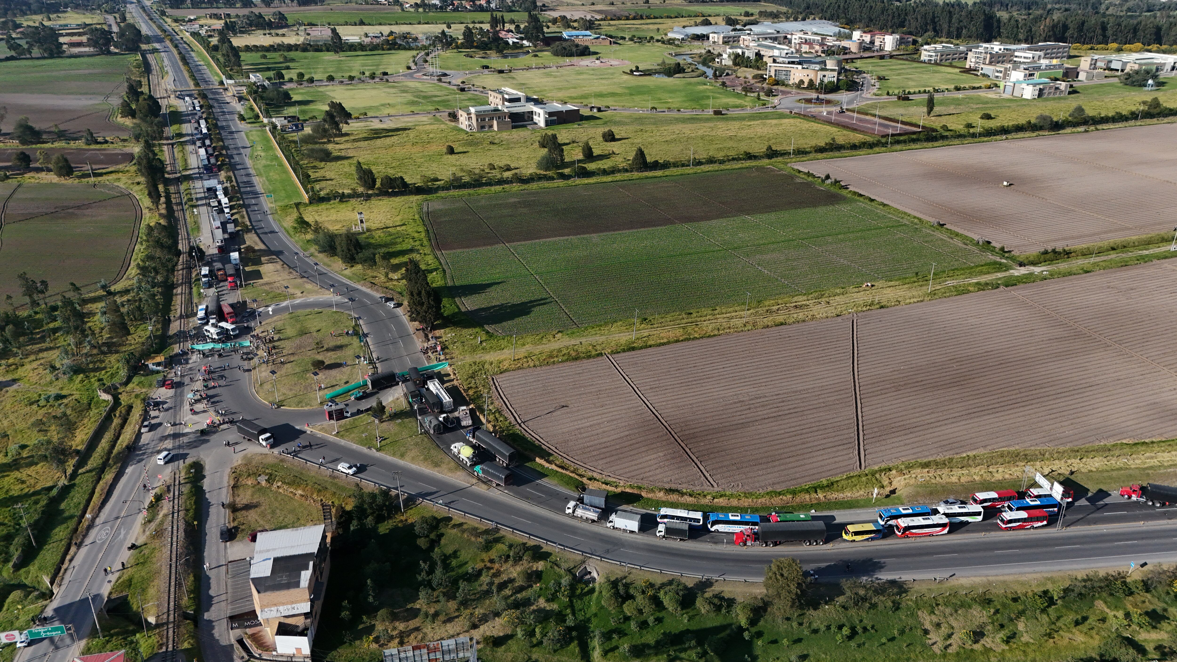 Paro de transportes y camiones en la Variante Cajica  - Zipaquirá