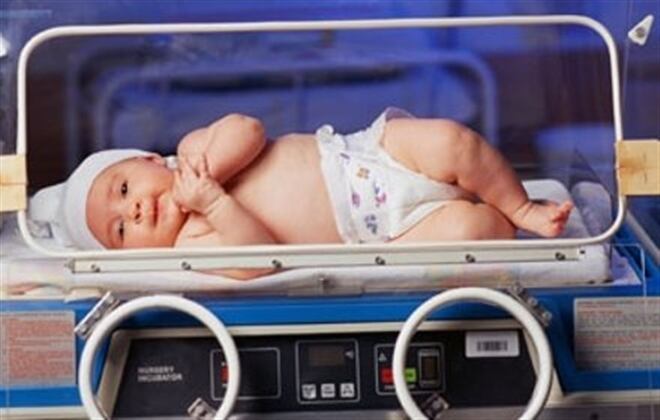 La necesidad de asegurar la disponibilidad nacional de la vacuna se destaca como un requisito crucial para hacer frente a la movilidad geográfica inherente a la población prematura.