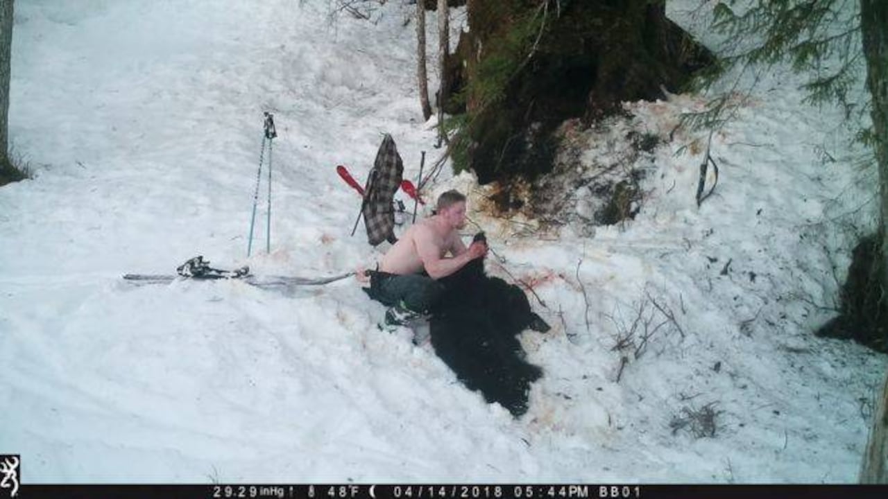 El hijo, Owen Renner, posó con la osa muerta. Foto: SERVICIO FORESTAL EE.UU./DPTO. DE PESCA DE ALASKA