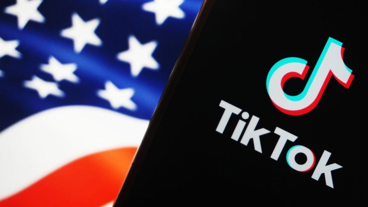 En un movimiento sorprendente, el presidente Biden ha aprobado una ley que podría poner fin a la presencia de TikTok en el país, planteando serias dudas sobre el futuro de la popular plataforma de videos.