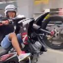 El motociclista evadió los llamados de los agentes de la Policía.