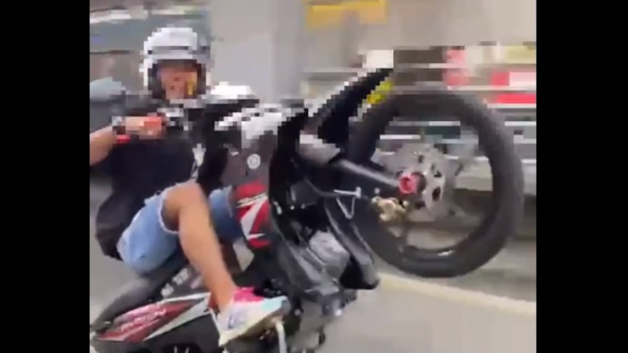 El motociclista evadió los llamados de los agentes de la Policía.