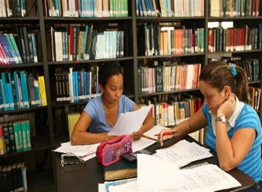 El programa Au Pair permite a las personas escoger como destino a Francia, Alemania, Holanda, Bélgica o los Estados Unidos. De igual manera, tiene acceso al seguro medico, tiquetes para transporte en la ciudad, dos semanas de vacaciones pagas, una bonificación de 260 euros mensuales en Europa y de US$630 en EE. UU.