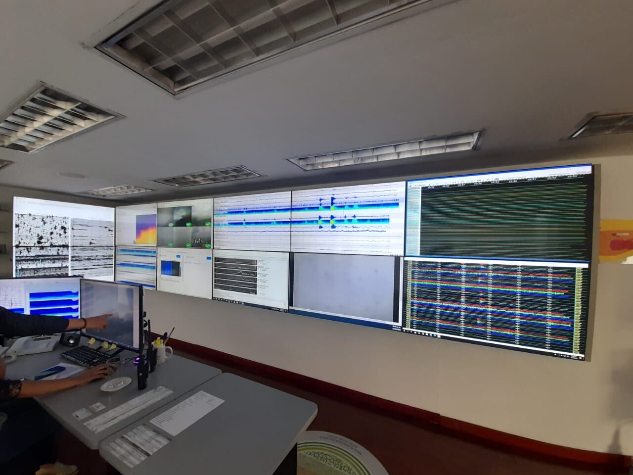 Expertos miran cada detalle de lo que sucede al interior del volcán nevado