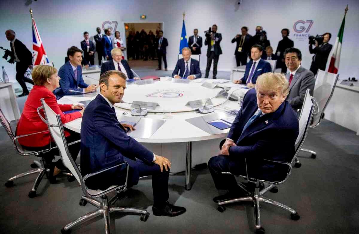 El presidente francés Emmanuel Macron y el presidente Donald Trump participan en una sesión sobre economía global, política exterior y asuntos de seguridad durante el G-7 en Biarritz, Francia, el domingo 25 de agosto, de 2019. También aparecen la canciller alemana Angela Merkel, el primer ministro canadiense, Justin Trudeau, el primer ministro británico Boris Johnson, el presidente del Consejo Europeo Donald Tusk, el primer ministro italiano Giuseppe Conte, y el primer ministro japonés, Shinzo Abe. (Foto AP / Andrew Harnik, Pool)