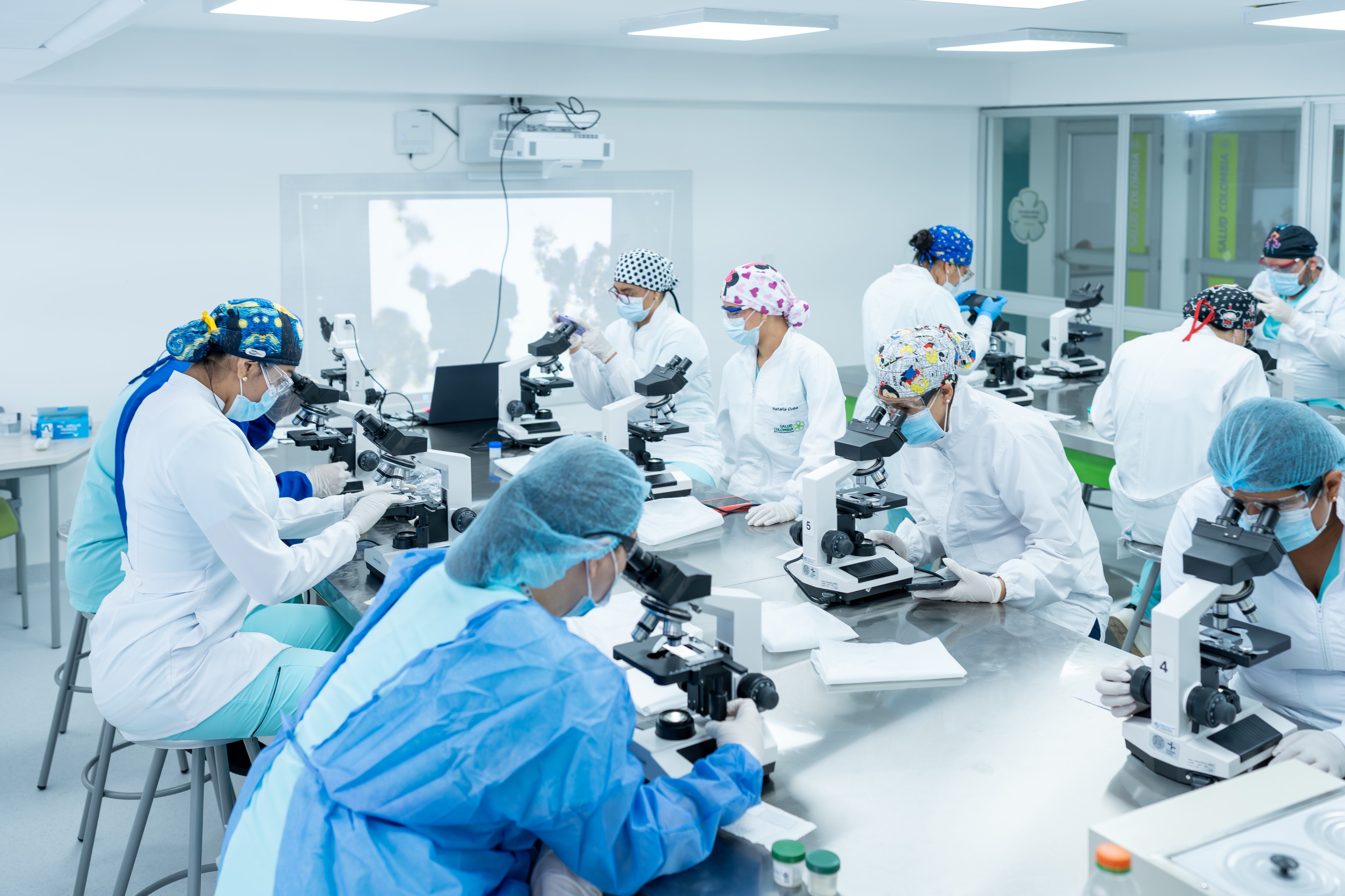 Los equipos de laboratorio de la Corporación Institución Universitaria Salud Colombia fortalecen los procesos de formación práctica, permitiendo que los estudiantes desarrollen competencias en entornos que simulan escenarios reales del ejercicio profesional.