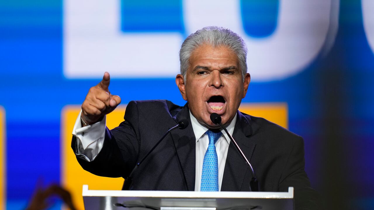 José Raúl Mulino, candidato presidencial de Realizando Metas, se dirige a sus simpatizantes en un acto de campaña en Ciudad de Panamá, el domingo 28 de de abril de 2024. Panamá tendrá elecciones generales el domingo 5 de mayo. (AP Foto/Matías Delacroix)