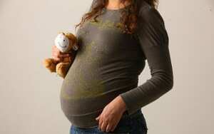 El proyecto propone que si el hombre muere luego de que la pareja congele los embriones, estos podrán implantarse dentro del año siguiente al fallecimiento y el bebé será ante la ley hijo del difunto, con derecho a heredar sus bienes y su pensión.