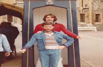 A mediados de los 70 en Londres, con su hermano Felipe, cuando trabajaba como jefe de la delegación colombiana en la Organización Internacional del Café. Fue designado en este importante cargo a los 24 años. 