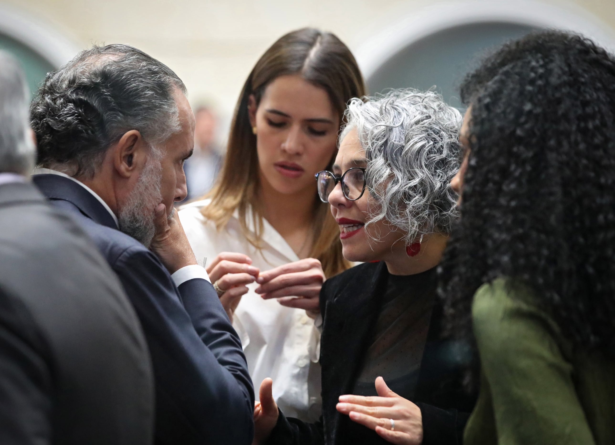 Juliana Guerrero en el Congreso de la República, el 11 de marzo de 2025. Junto a ella, el ministro del Interior, Armando Benedetti, y varios parlamentarios