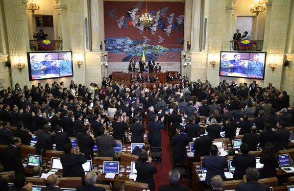 Ovación sin precedentes. Los parlamentarios se pusieron de pies para aplaudir a cuatro miembros de las Fuertzas militares que participaron en las operaciones contra .