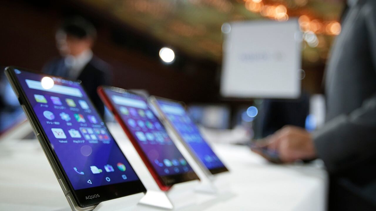 El control de las importaciones de teléfonos le hace muy difícil conseguir los últimos modelos de teléfonos inteligentes.