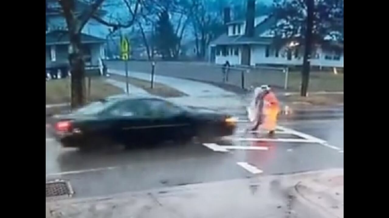 Captura de pantalla del instante en el que vehículo avanza hacia la agente.