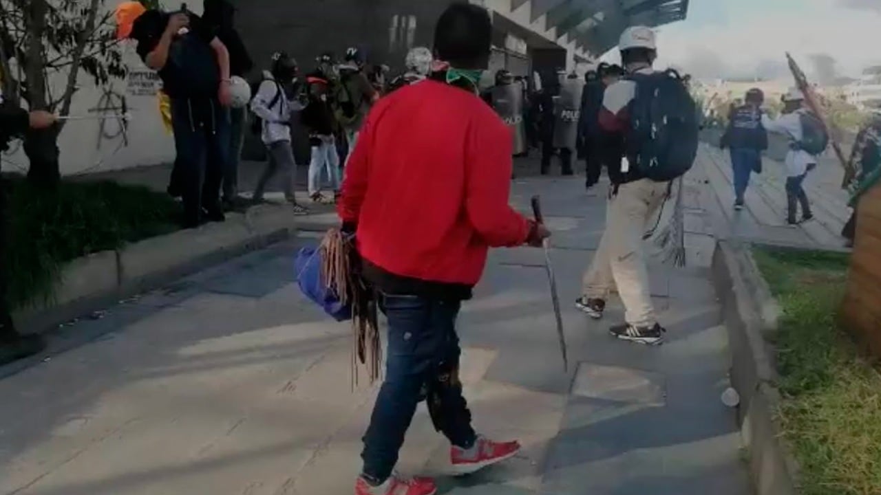 Con cuchillo acorralaron a la Policía en Portal Américas