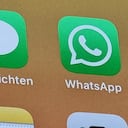 20 de mayo de 2021, Berlín: La aplicación de WhatsApp en un iPhone 12. Las nuevas regulaciones de privacidad del servicio de chat han estado provocando acaloradas discusiones desde principios de 2021. Los usuarios que no estén de acuerdo con la actualización inicialmente podrán acceder a WhatsApp sin restricciones. Sin embargo, después de algunas semanas con advertencias, la pérdida gradual de funciones importantes seguirá con el Messenger. Foto: Christoph Dernbach / dpa (Foto de Christoph Dernbach / picture alliance a través de Getty Images)