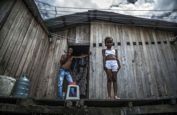 La gente de Tumaco, municipio conocido también como la Perla del Pacífico, vive su cotidianidad inmersa en sus casas construidas sobre palafitos, y, sobre sus arenas grises corretean los niños detrás de una pelota para llegar a ser como sus recientes ídolos: Armero e  Ibarbo y sus viejas glorias: Willington Ortiz y Leider Preciado.