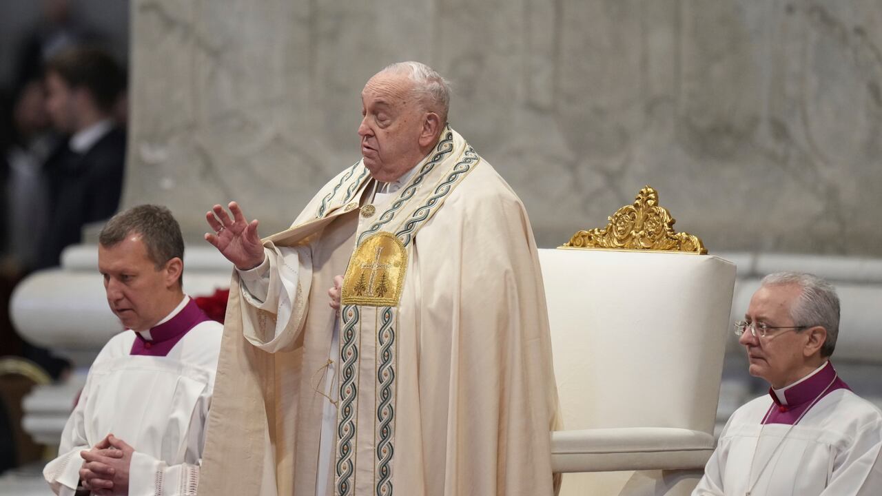 El papa Francisco se ve flanqueado por el maestro jefe de ceremonias del Vaticano, el obispo Diego Giovanni Ravelli, a la derecha, y el maestro de ceremonia, el obispo Krysztof Marcjanowicz, mientras preside una misa en la basílica de San Pedro en el Vaticano el día de Año Nuevo, el miércoles 1 de enero de 2025. (AP Foto/Andrew Medichini)